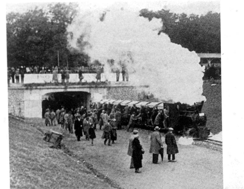 10 settembre 1922: partenza del secondo Gran premio d’ Italia, il primo disputato sul circuito di Monza. Sullo sfondo la ferrovia interna alla pista utilizzata per il trasporto degli spettatori (Radaelli)